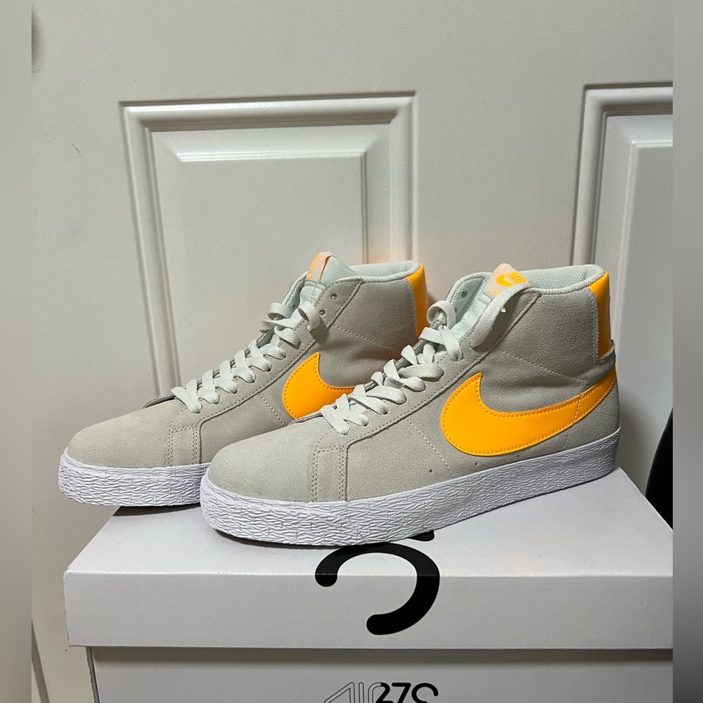 NWOB Nike  Zoom Blazer Mid Summit White/Laser Orange shoes